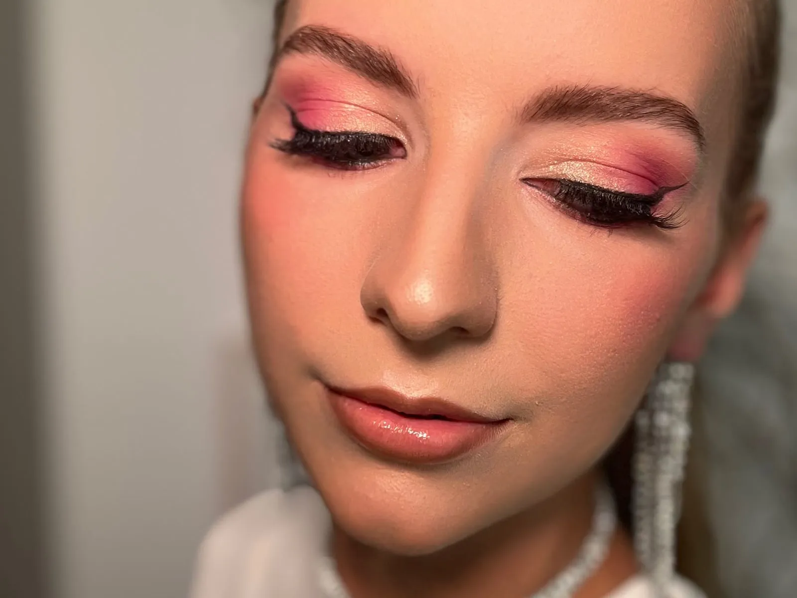 Anlass-Make-up von Beauty by Christina: ausdrucksstarkes Abend-Make-up mit coral-pinkem Lidschatten und Glitzer-Akzent