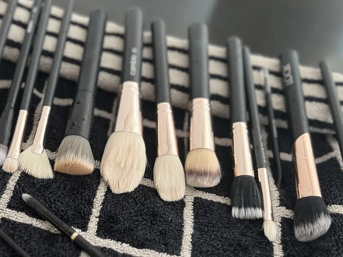 Frisch gereinigte Make-up-Pinsel liegen zum Trocknen nebeneinander ausgebreitet